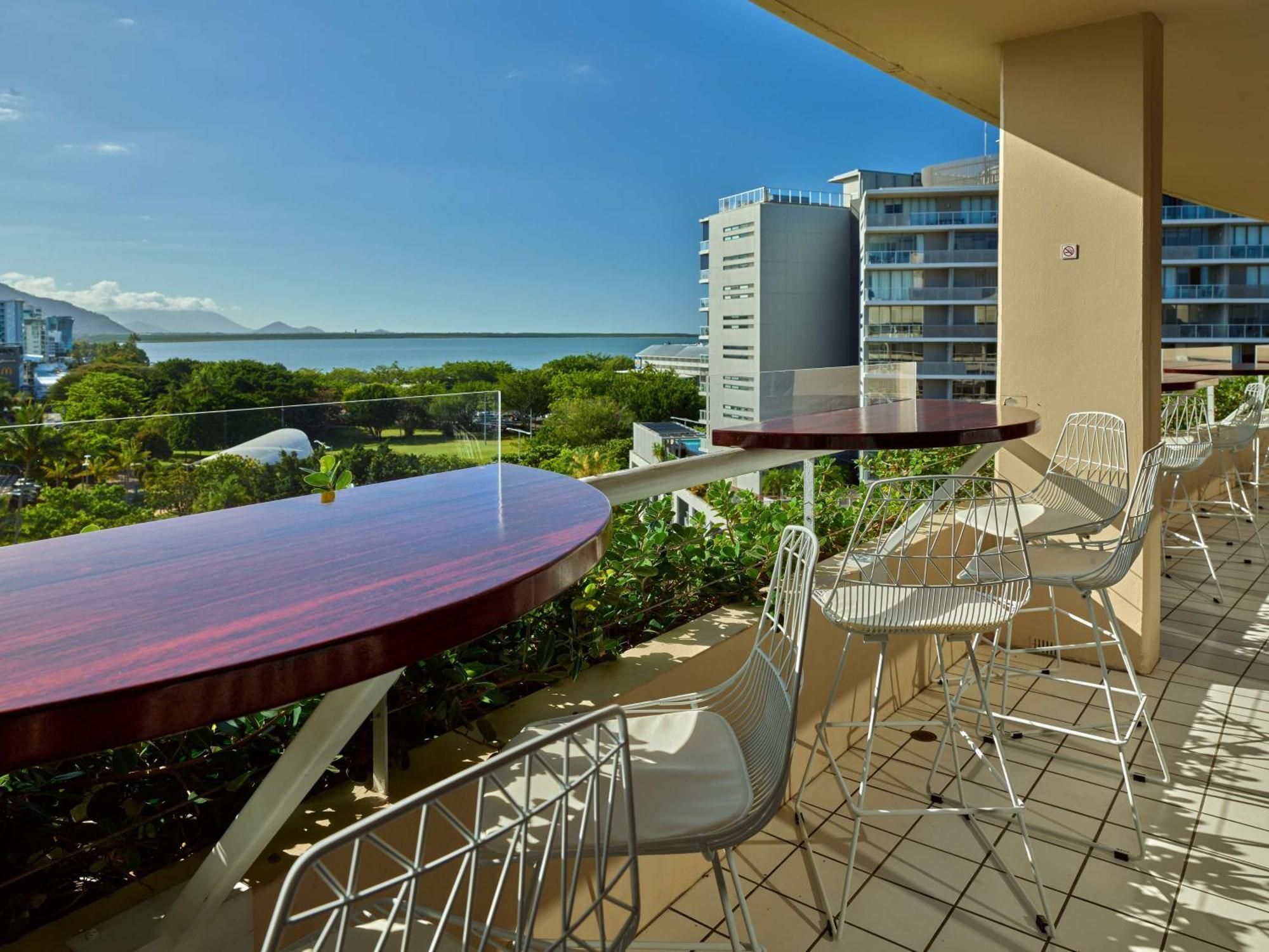 Hilton Cairns Hotel Exterior photo